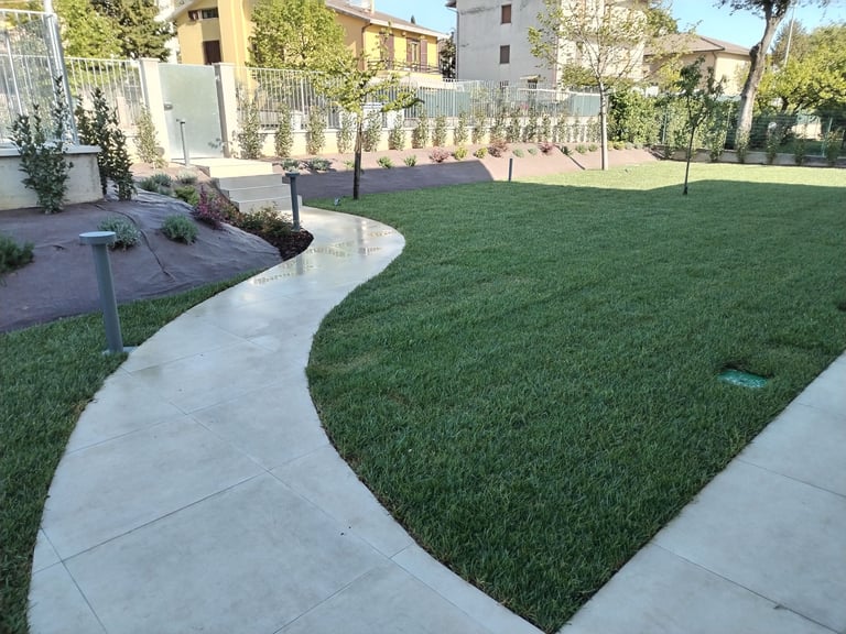 Laghetto artificiale e gioco d'acqua in giardino